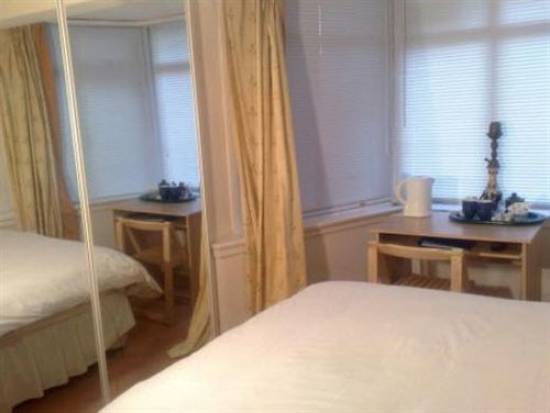 แอชิล เกสท์เฮาส์ Hotel โซลิฮัล ภายนอก รูปภาพ